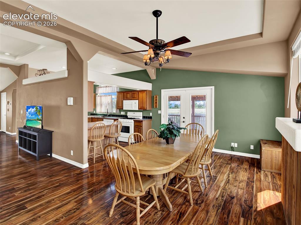 Image 17 of 37: Dining Area