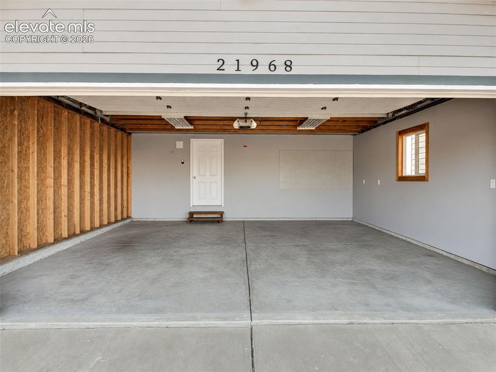 Image 3 of 37: Garage