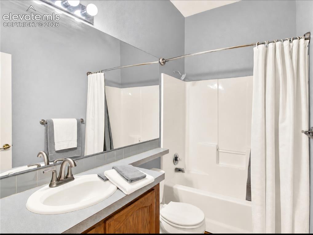 Image 37 of 37: Bathroom