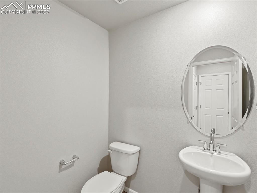 Image 10 of 24: Bathroom