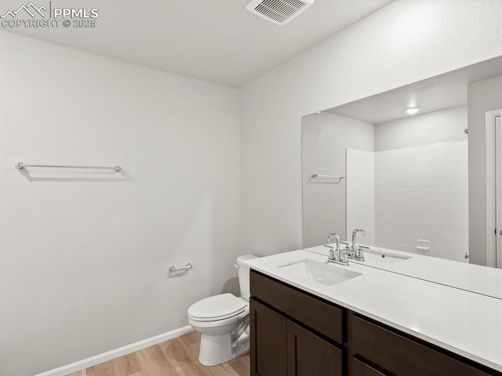 Image 14 of 24: Bathroom