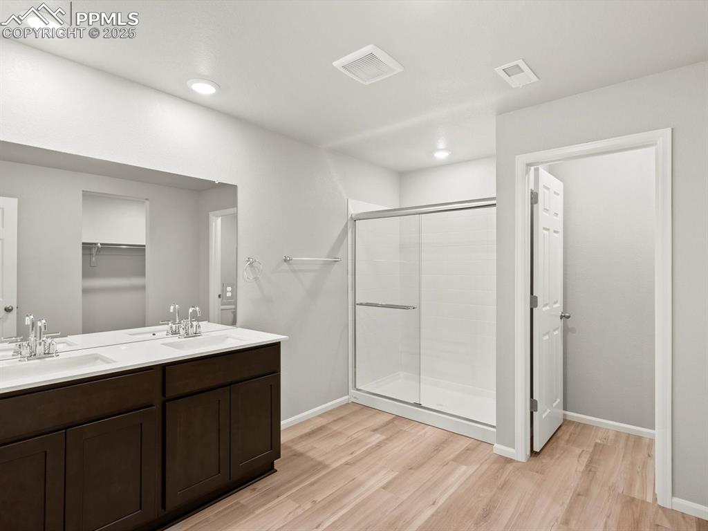 Image 19 of 24: Bathroom