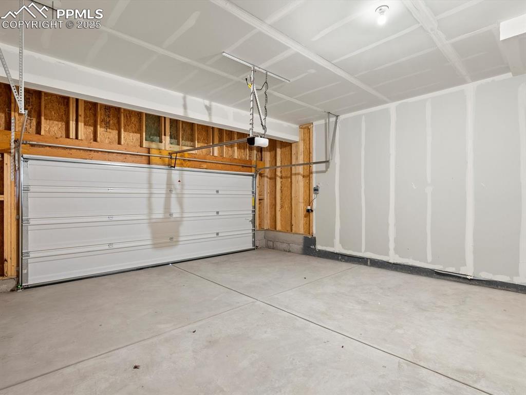 Image 24 of 24: Garage