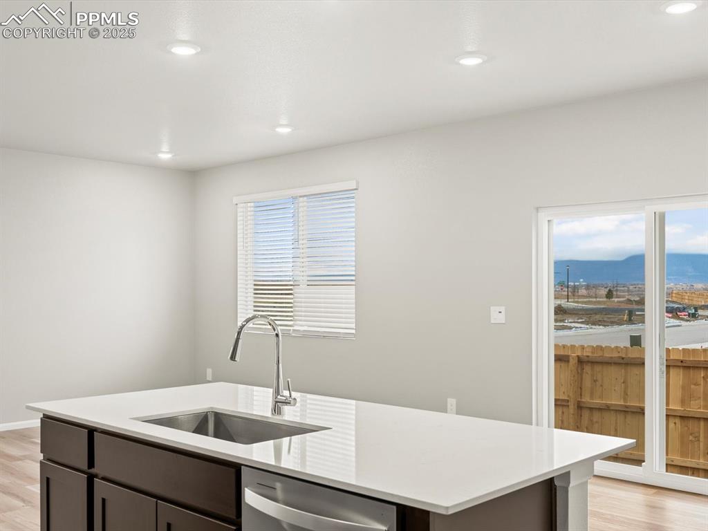 Image 7 of 24: Kitchen