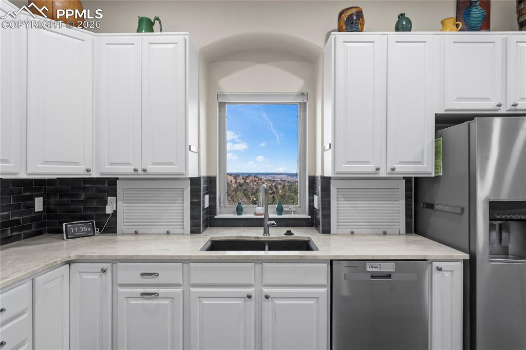 Image 16 of 48: Kitchen