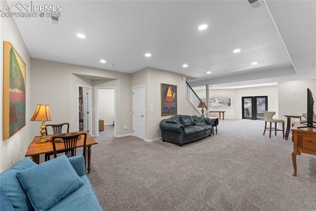 Image 34 of 48: Family Room