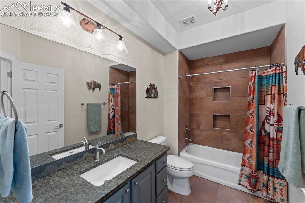 Image 37 of 48: Bathroom