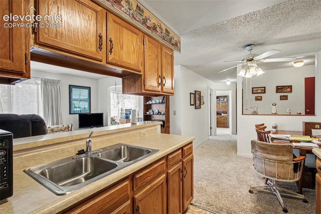 Image 10 of 20: Kitchen