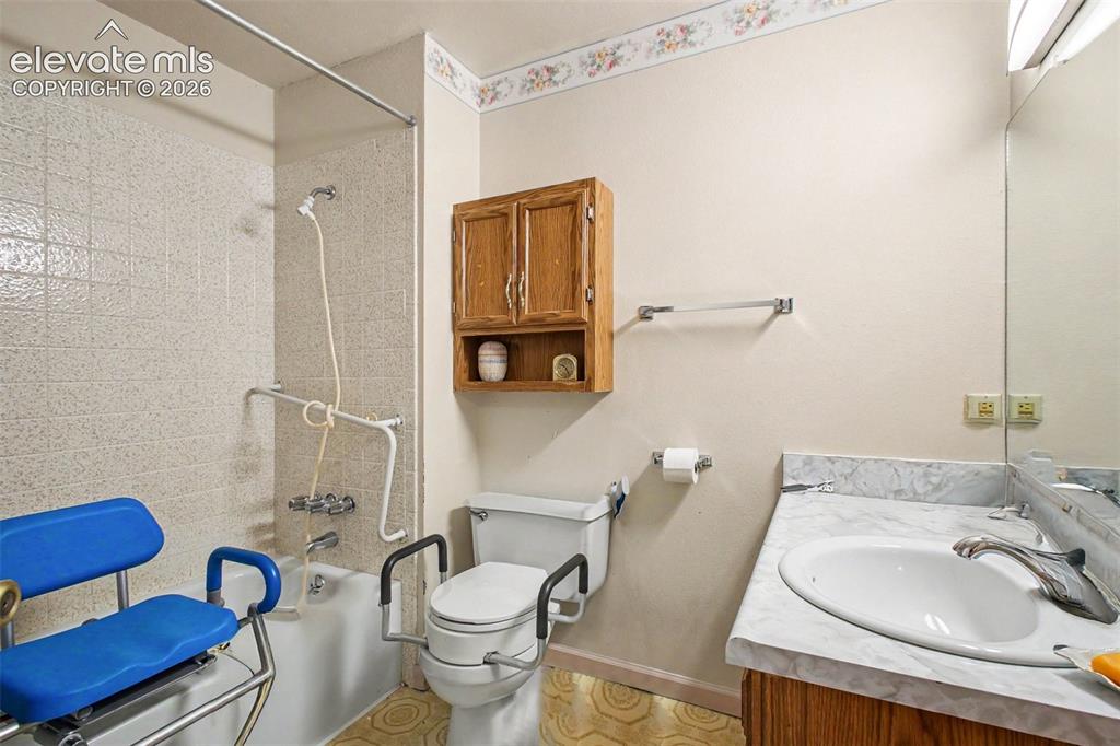 Image 14 of 20: Bathroom