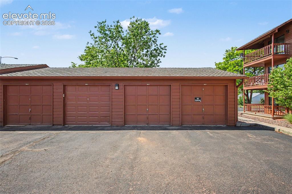 Image 17 of 20: Garage