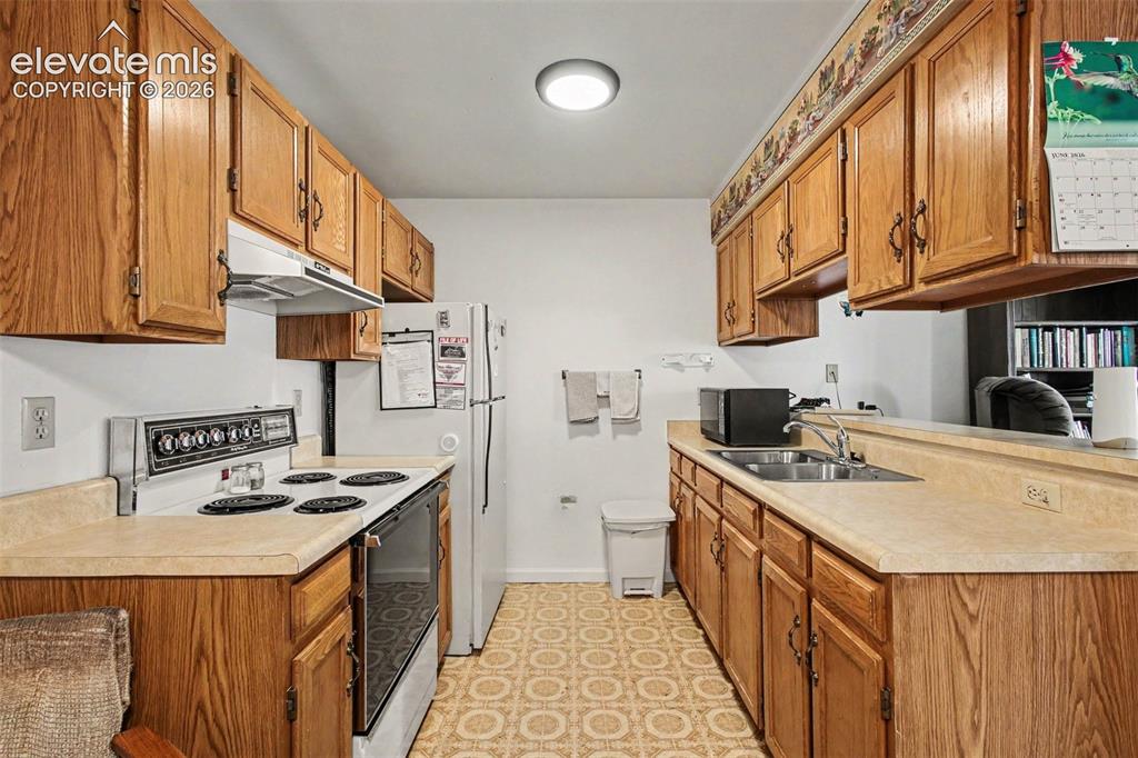 Image 9 of 20: Kitchen