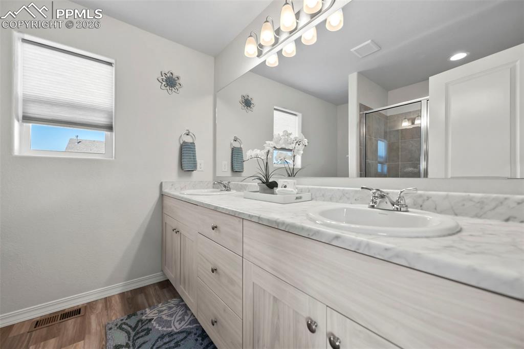 Image 14 of 22: PRIMARY EN-SUITE BATH