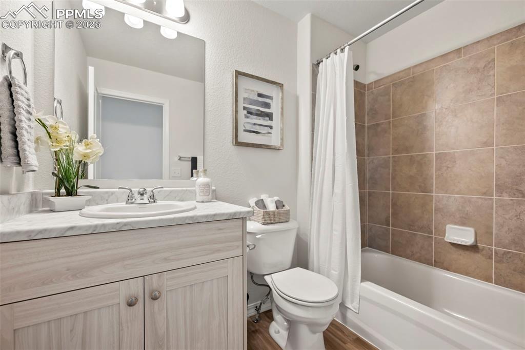 Image 16 of 22: UPPER LEVEL HALL FULL BATH
