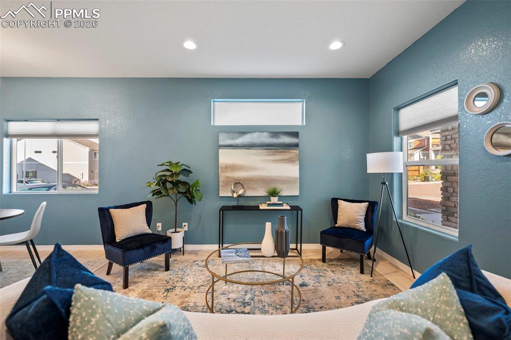 Image 4 of 22: COMFY BRIGHT LIVINGROOM