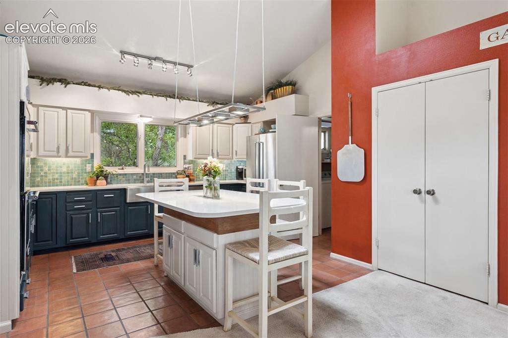 Image 17 of 50: Kitchen