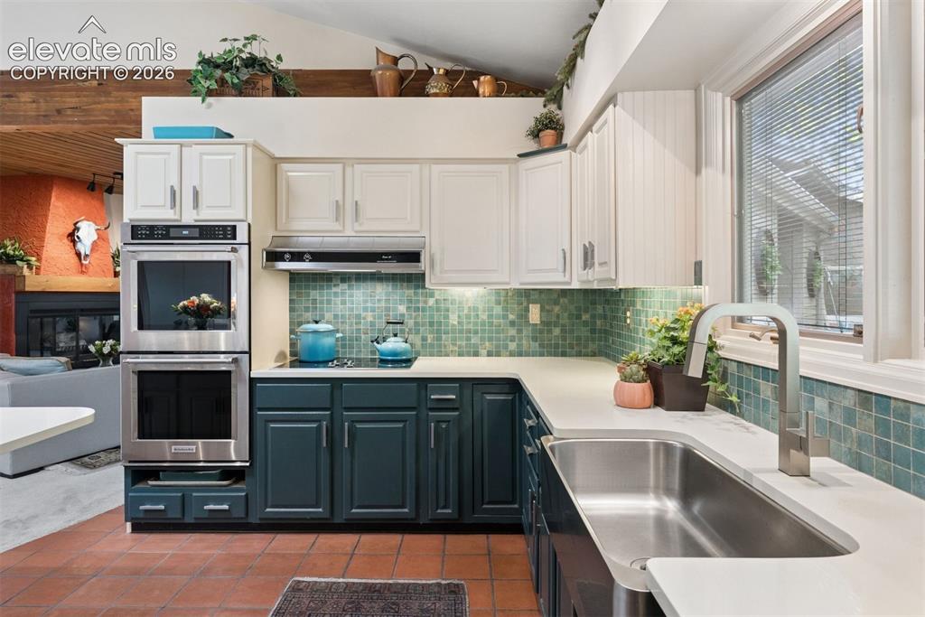 Image 18 of 50: Kitchen