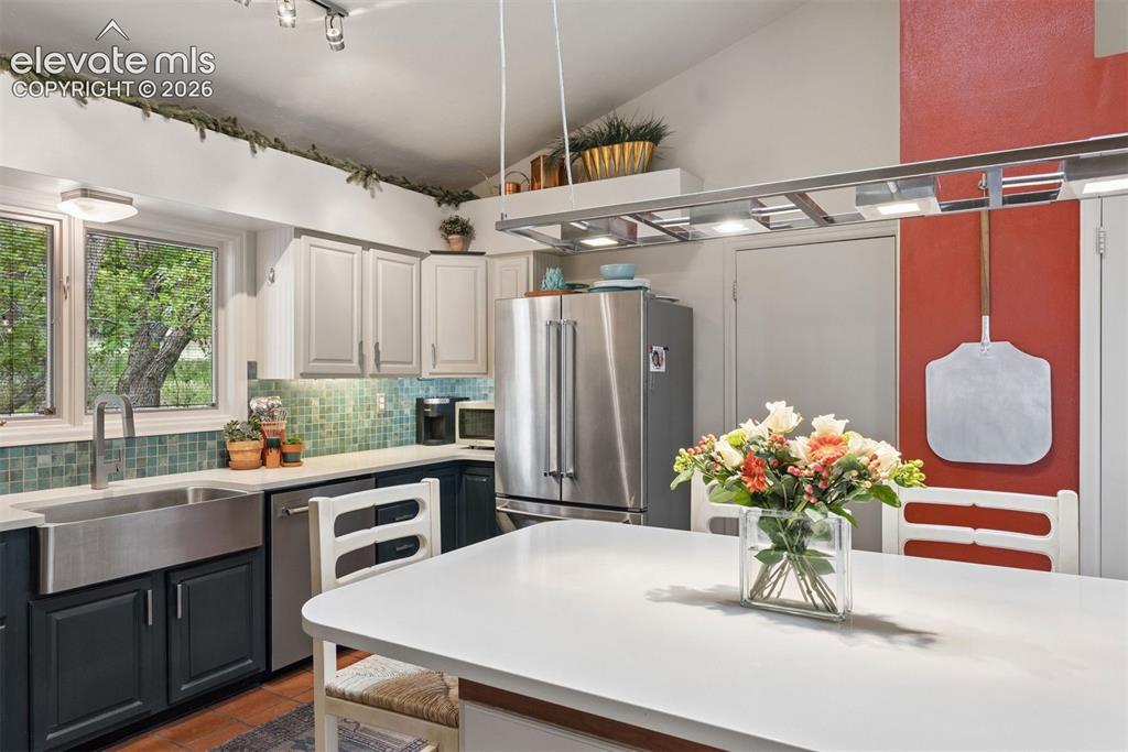 Image 19 of 50: Kitchen