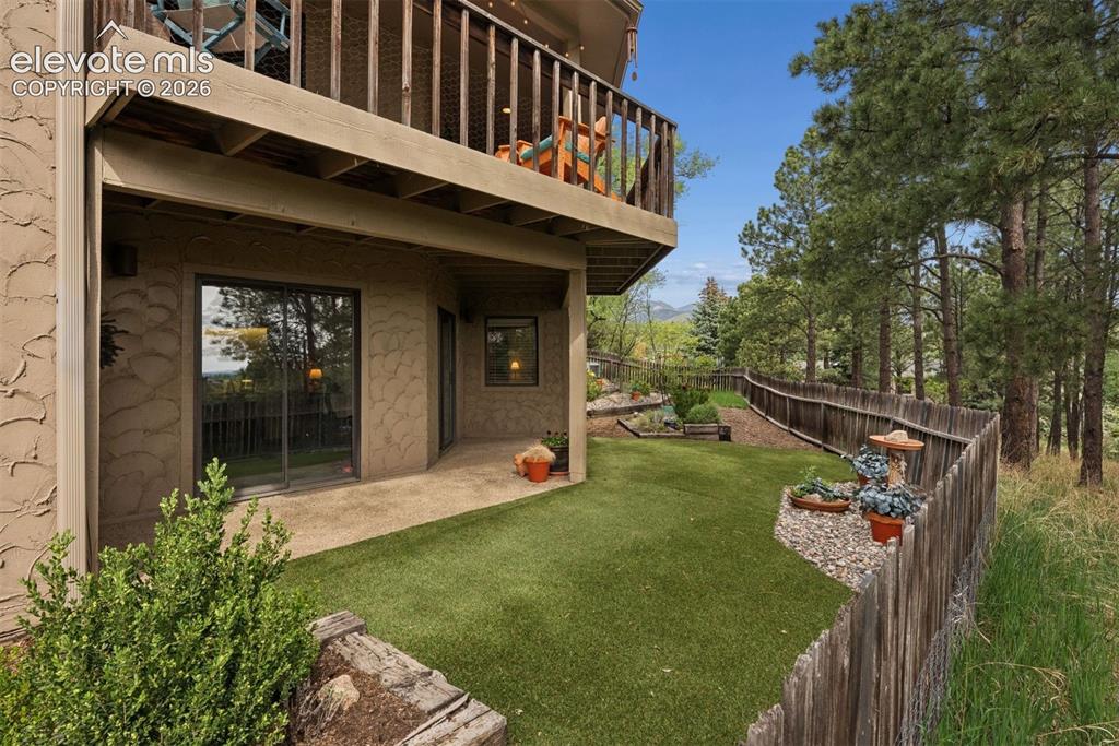 Image 8 of 50: Yard