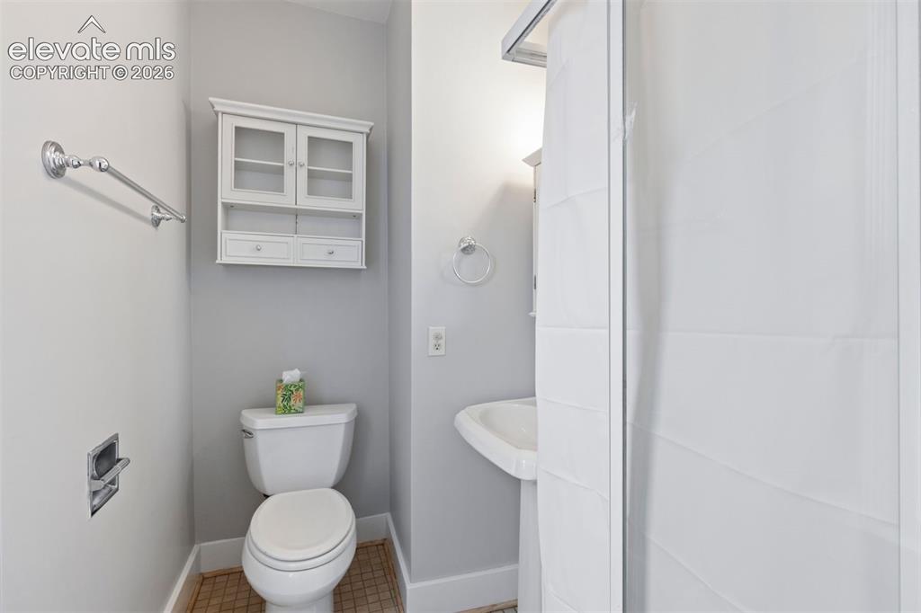Image 16 of 50: Bathroom