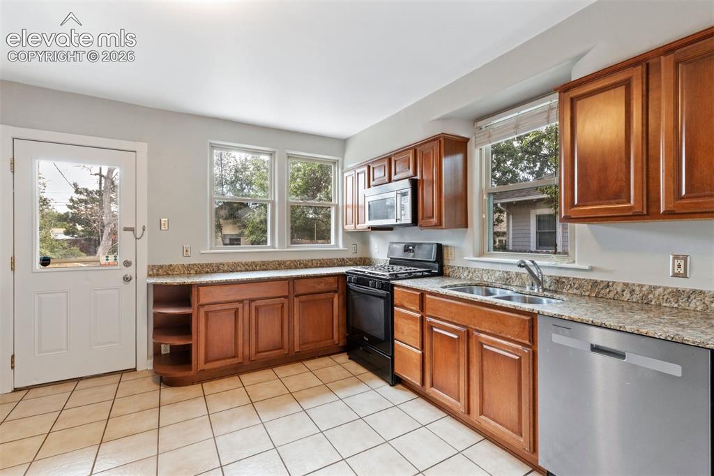 Image 18 of 50: Kitchen