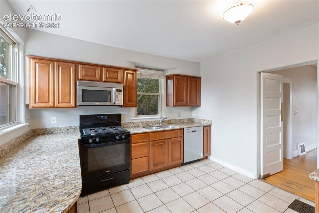 Image 19 of 50: Kitchen
