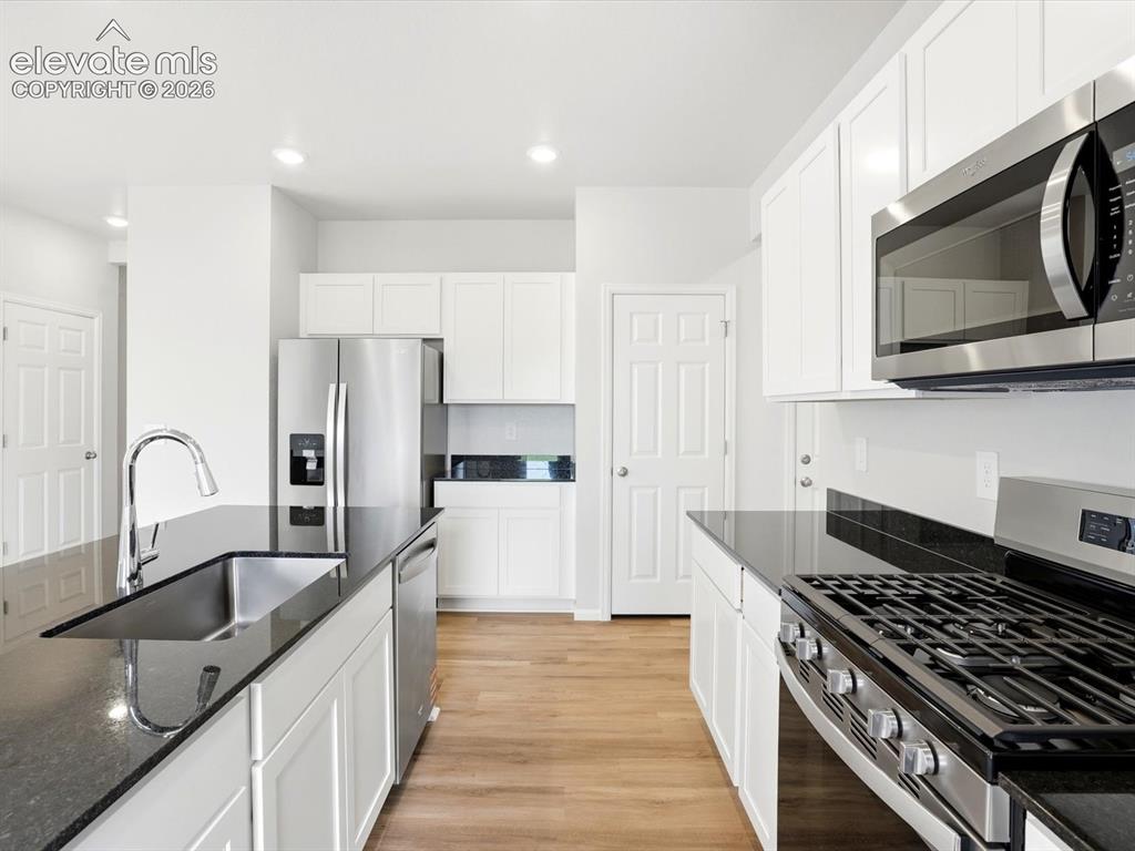 Image 11 of 31: Kitchen