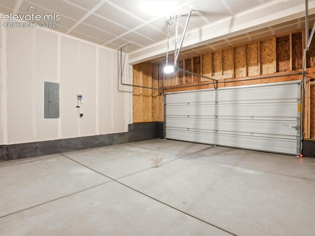 Image 14 of 31: Garage