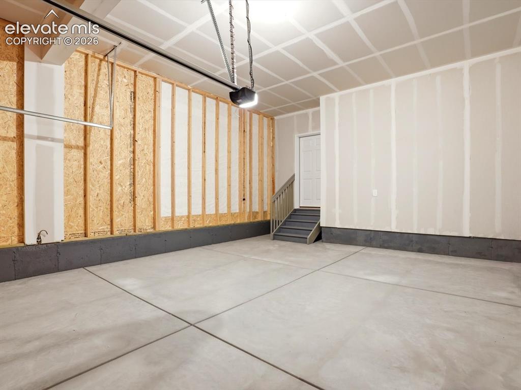 Image 15 of 31: Garage