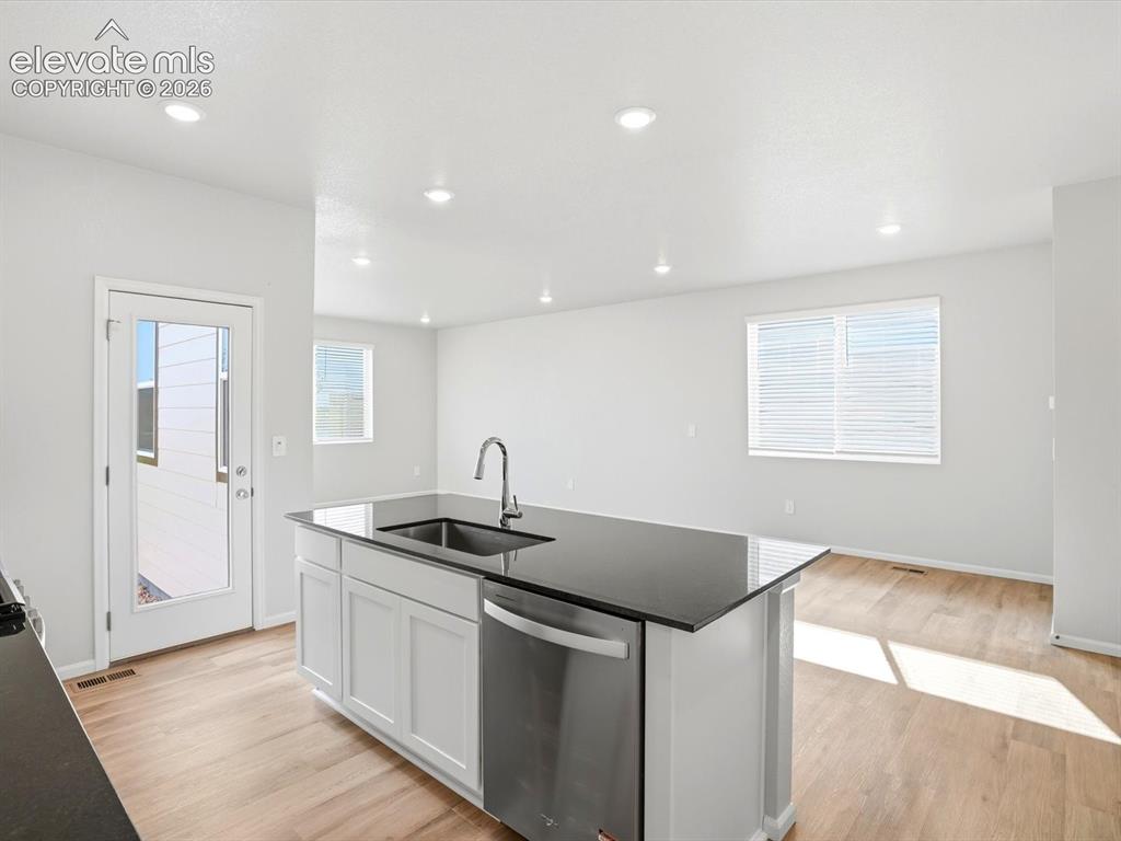 Image 16 of 31: Kitchen