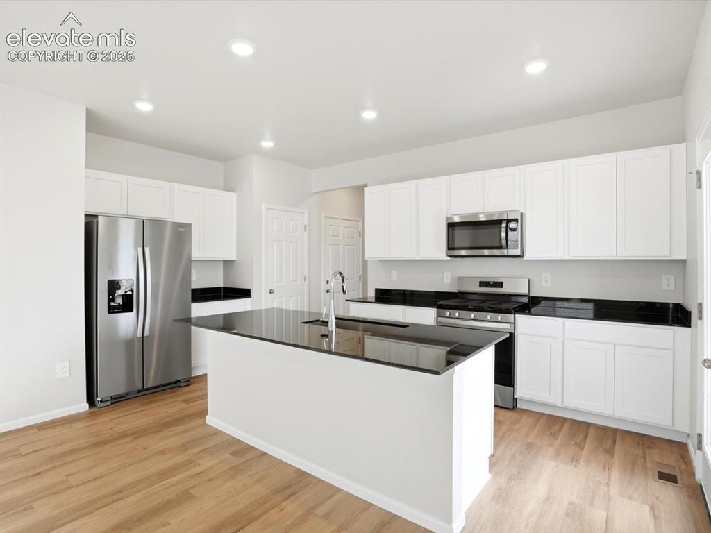 Image 8 of 31: Kitchen