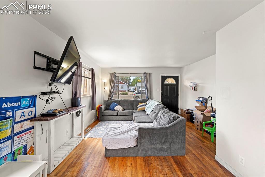 Image 19 of 38: Living Room