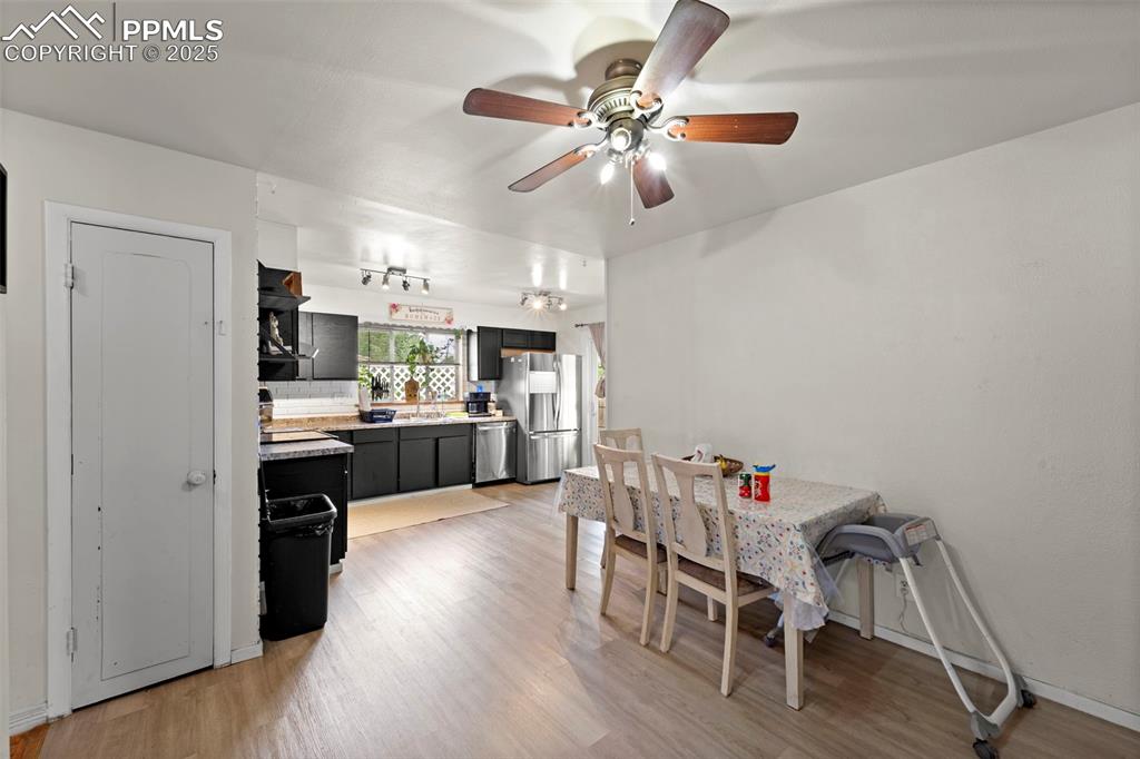 Image 21 of 38: Dining Area