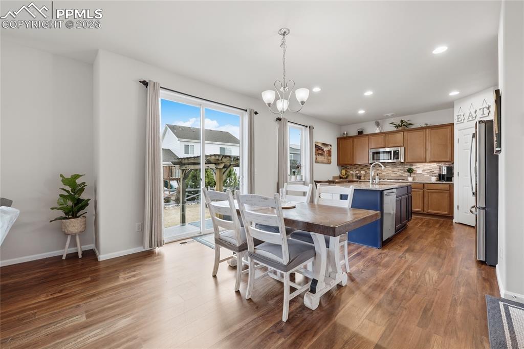 Image 11 of 47: Dining Area