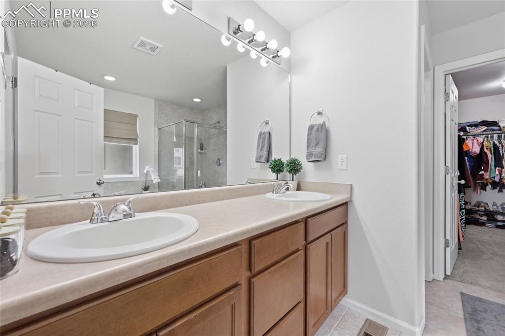 Image 22 of 47: Bathroom