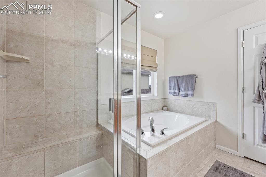 Image 23 of 47: Bathroom