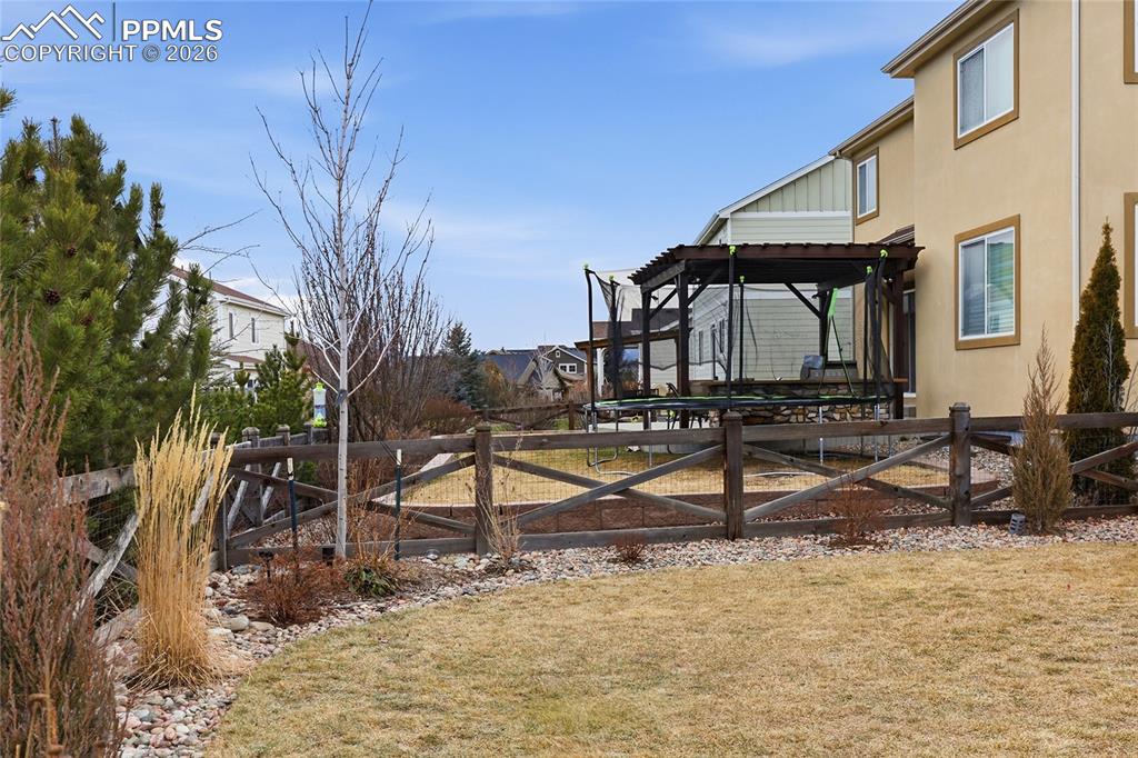 Image 36 of 47: Yard