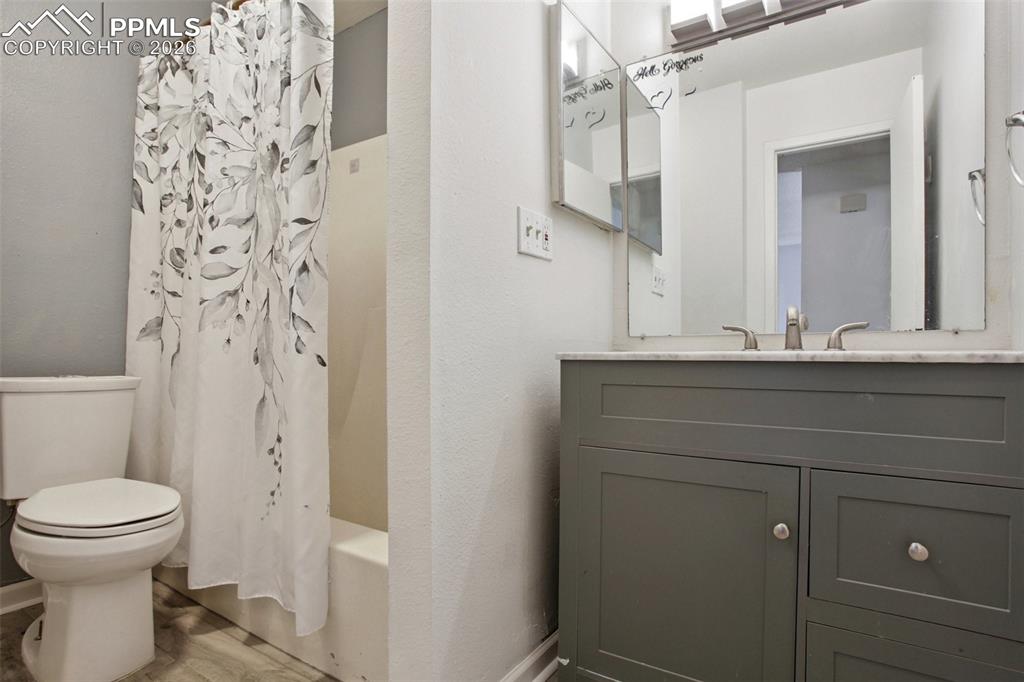 Image 15 of 27: Bathroom