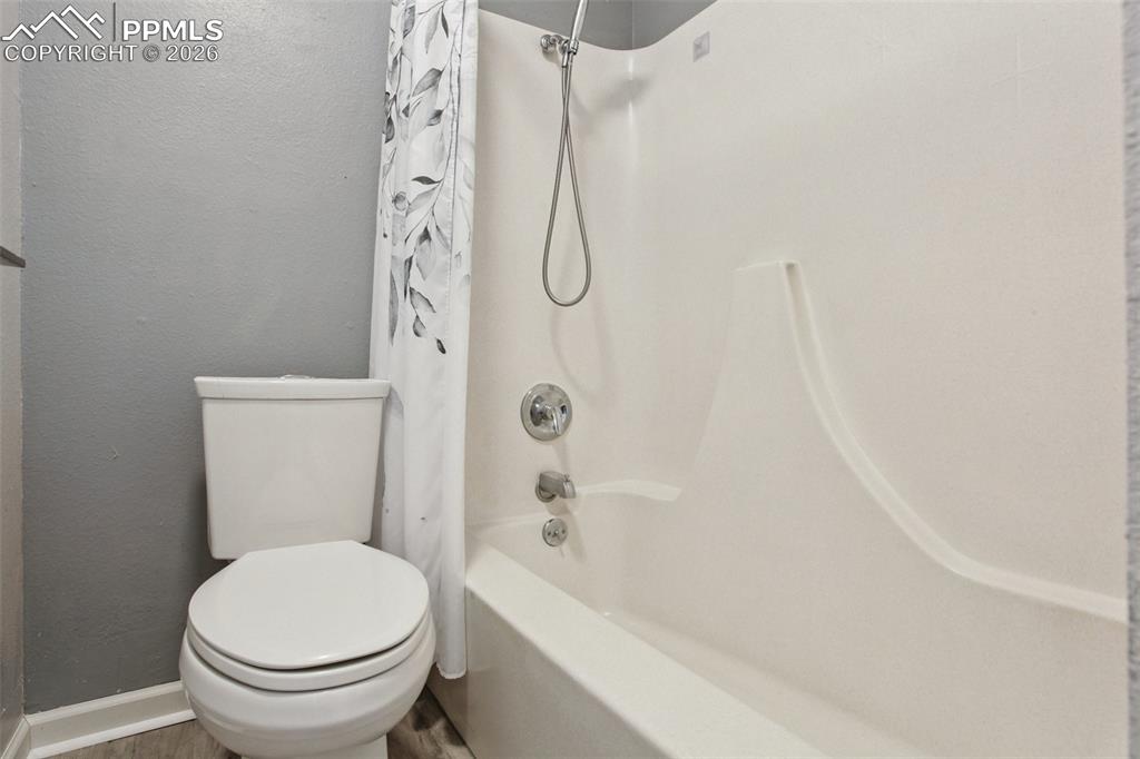 Image 16 of 27: Bathroom