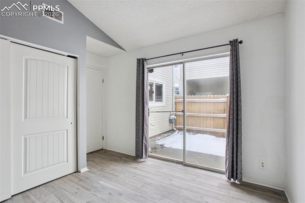 Image 19 of 27: Bedroom