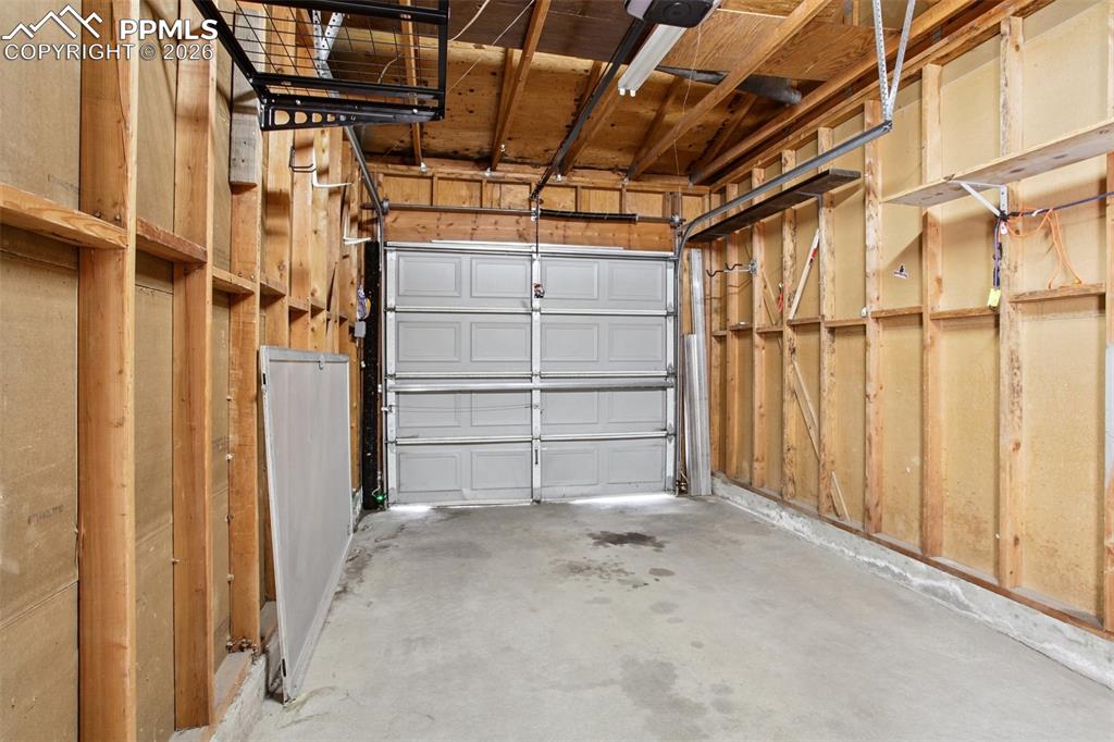 Image 23 of 27: Garage