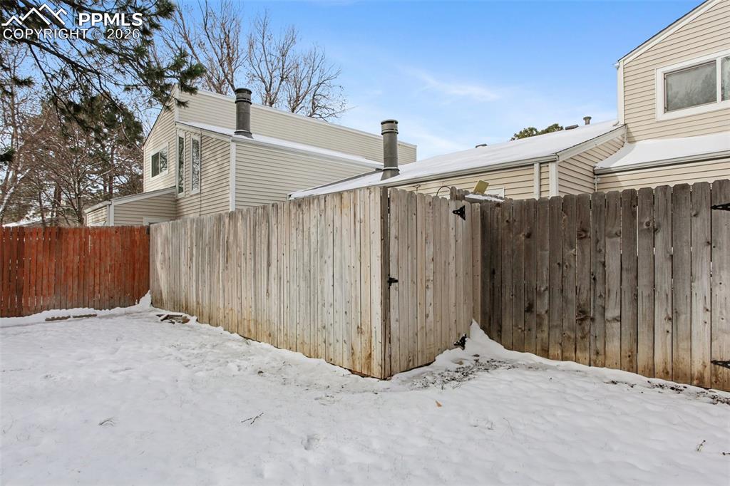 Image 24 of 27: Yard