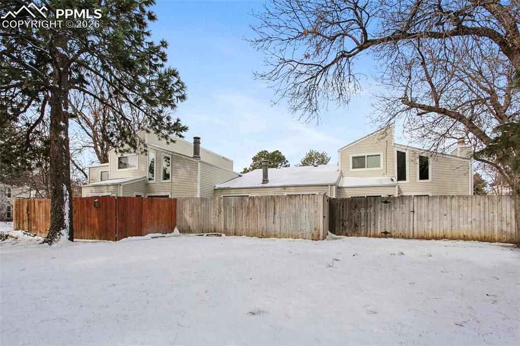 Image 25 of 27: Yard