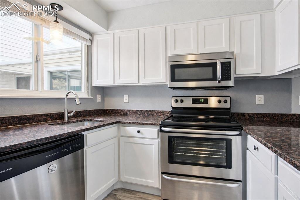 Image 5 of 27: Kitchen