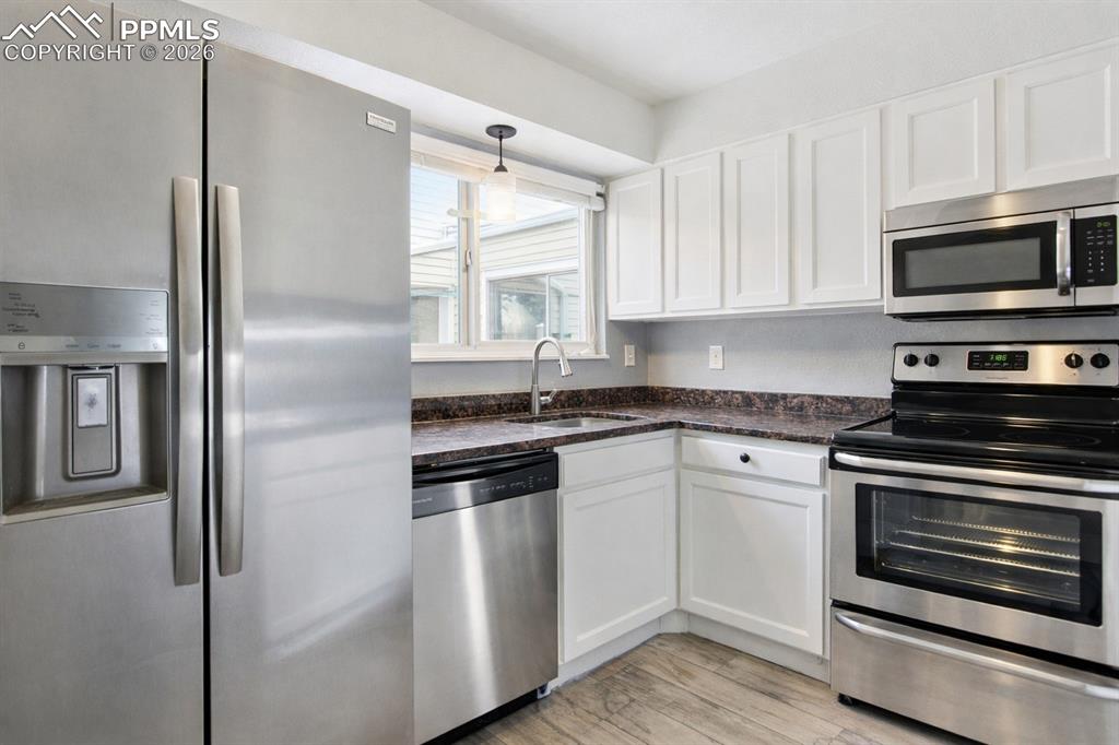 Image 7 of 27: Kitchen