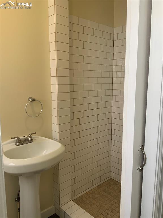 Image 19 of 39: Bathroom 1