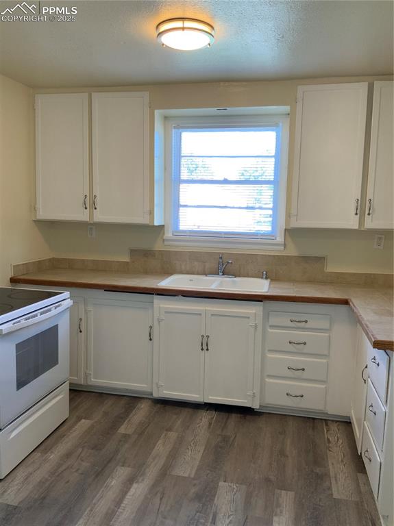 Image 27 of 39: Kitchen