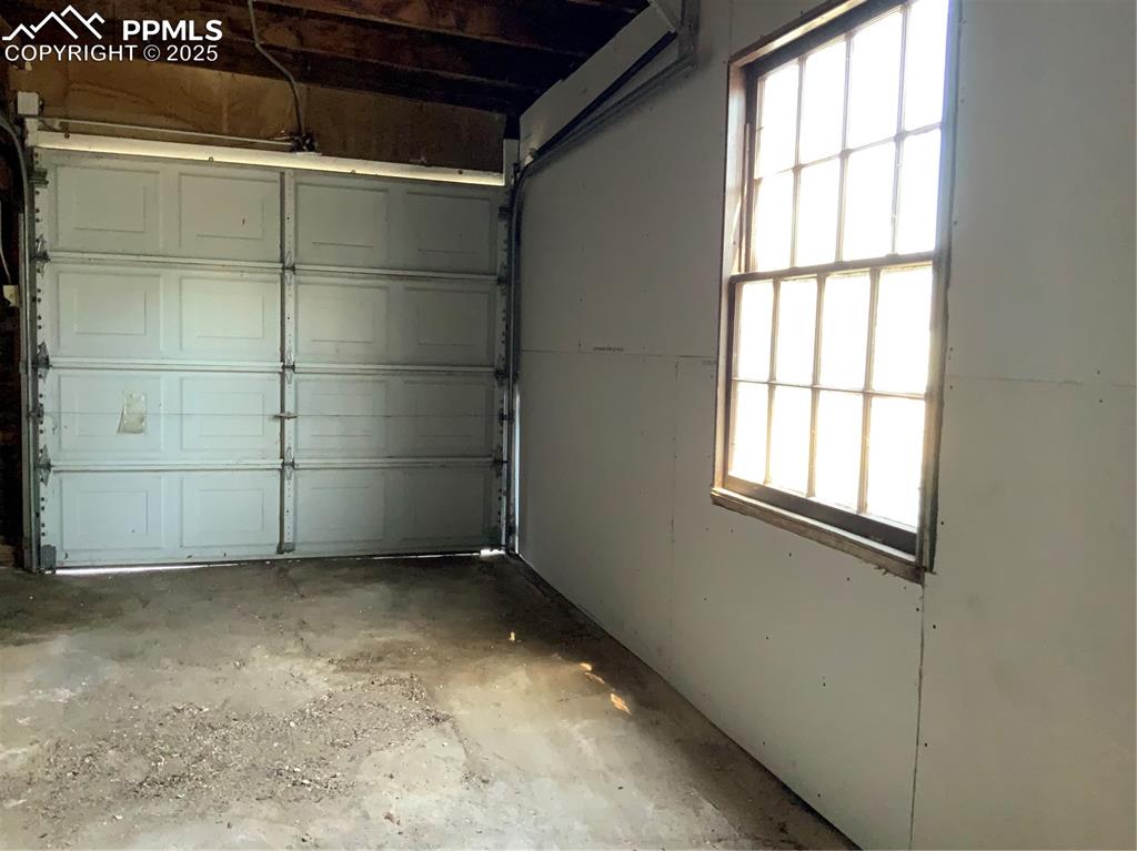 Image 33 of 39: Garage