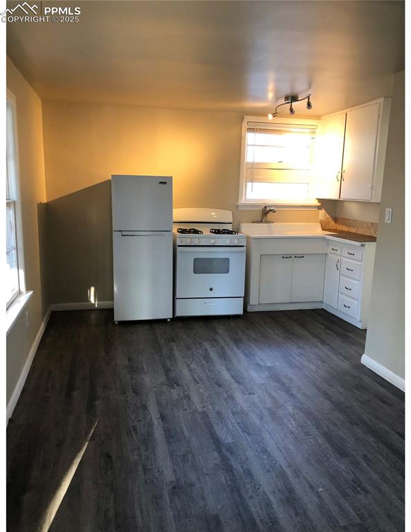 Image 35 of 39: Kitchen apartment in back