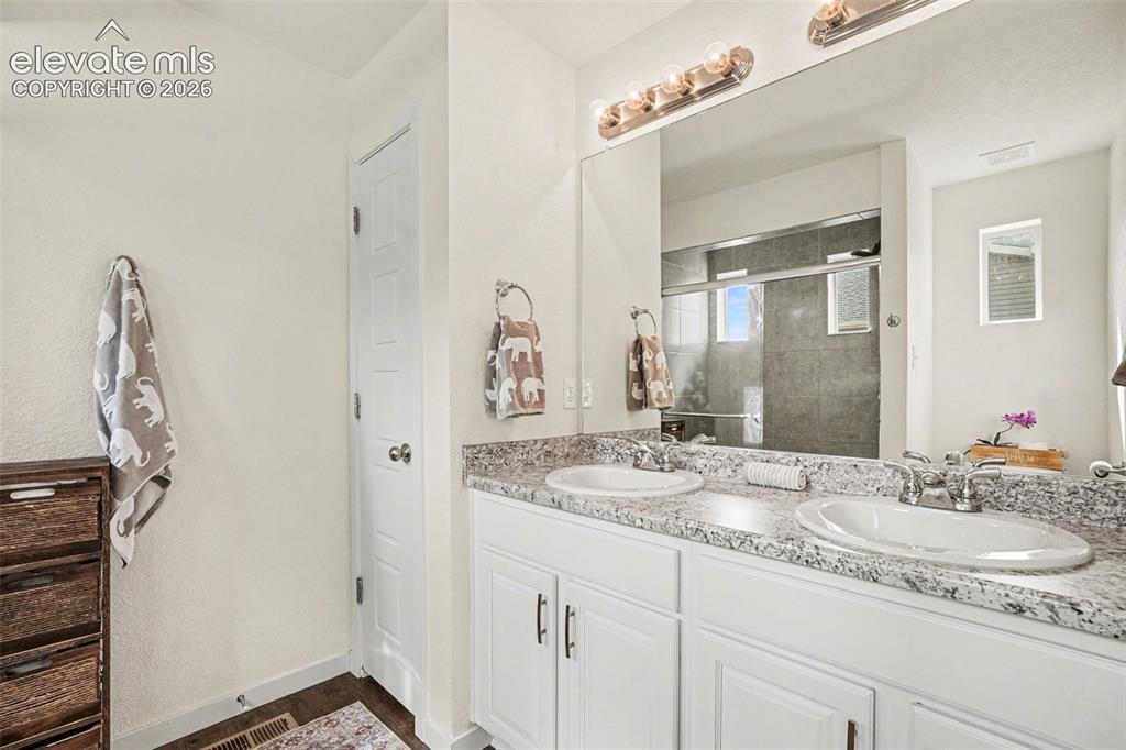Image 11 of 21: Bathroom