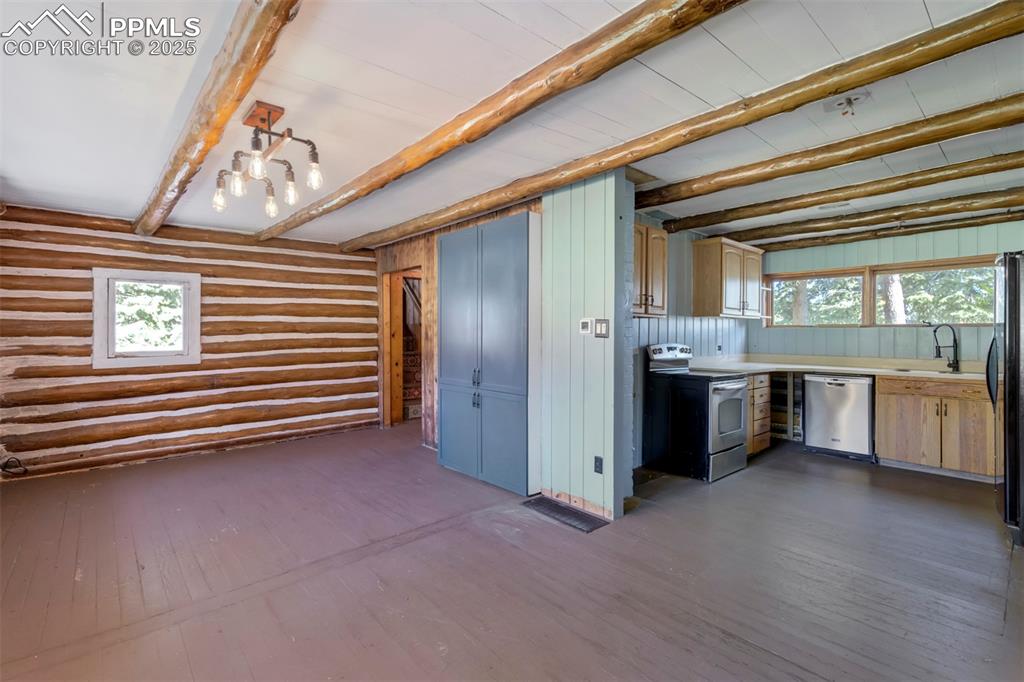 Image 11 of 45: Kitchen